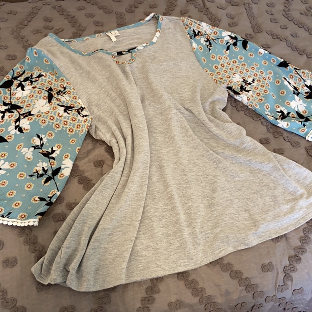 Gray knit top with turquoise print sleeve